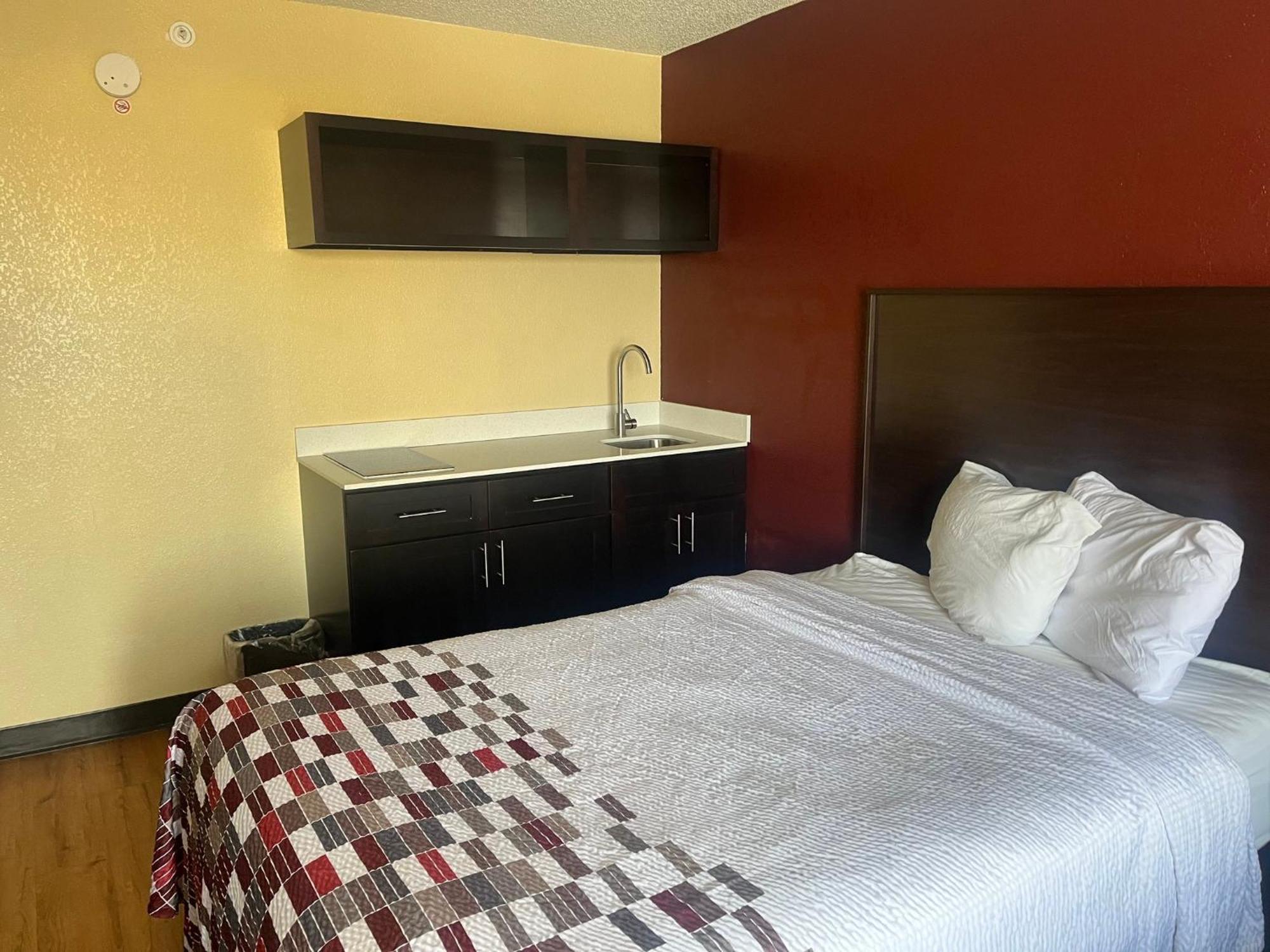 Red Roof Inn & Suites Indianapolis Airport Экстерьер фото
